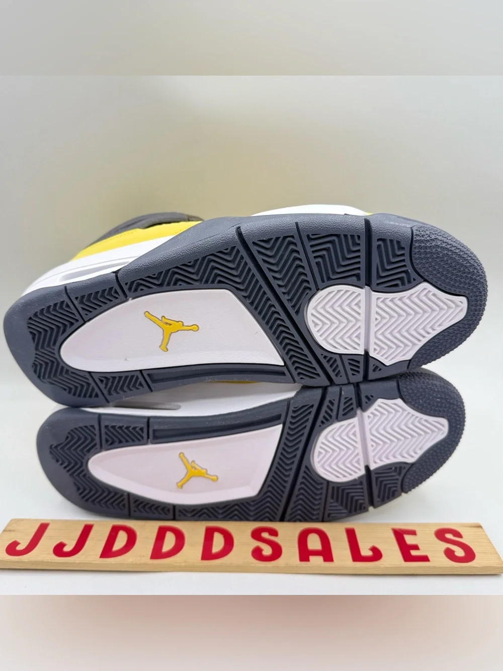 Nike Air Jordan 4 Lightning Tour Yellow GS 408452-700 Size 7Y/ Women's Size 8.5